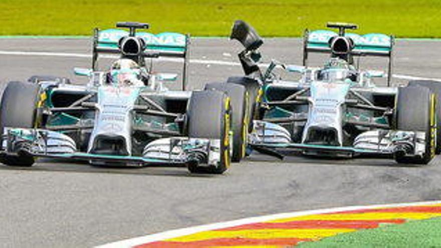 Moment del xoc entre Hamilton i Rosberg