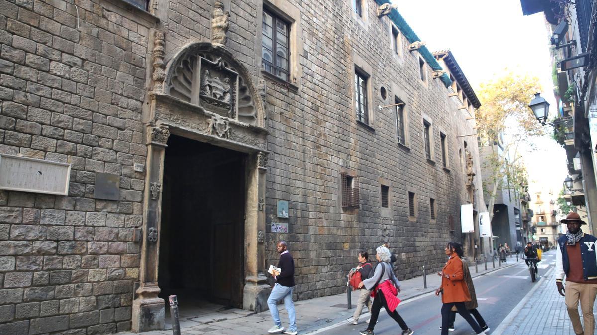 El antiguo hospital de la Santa Creu en el Raval.