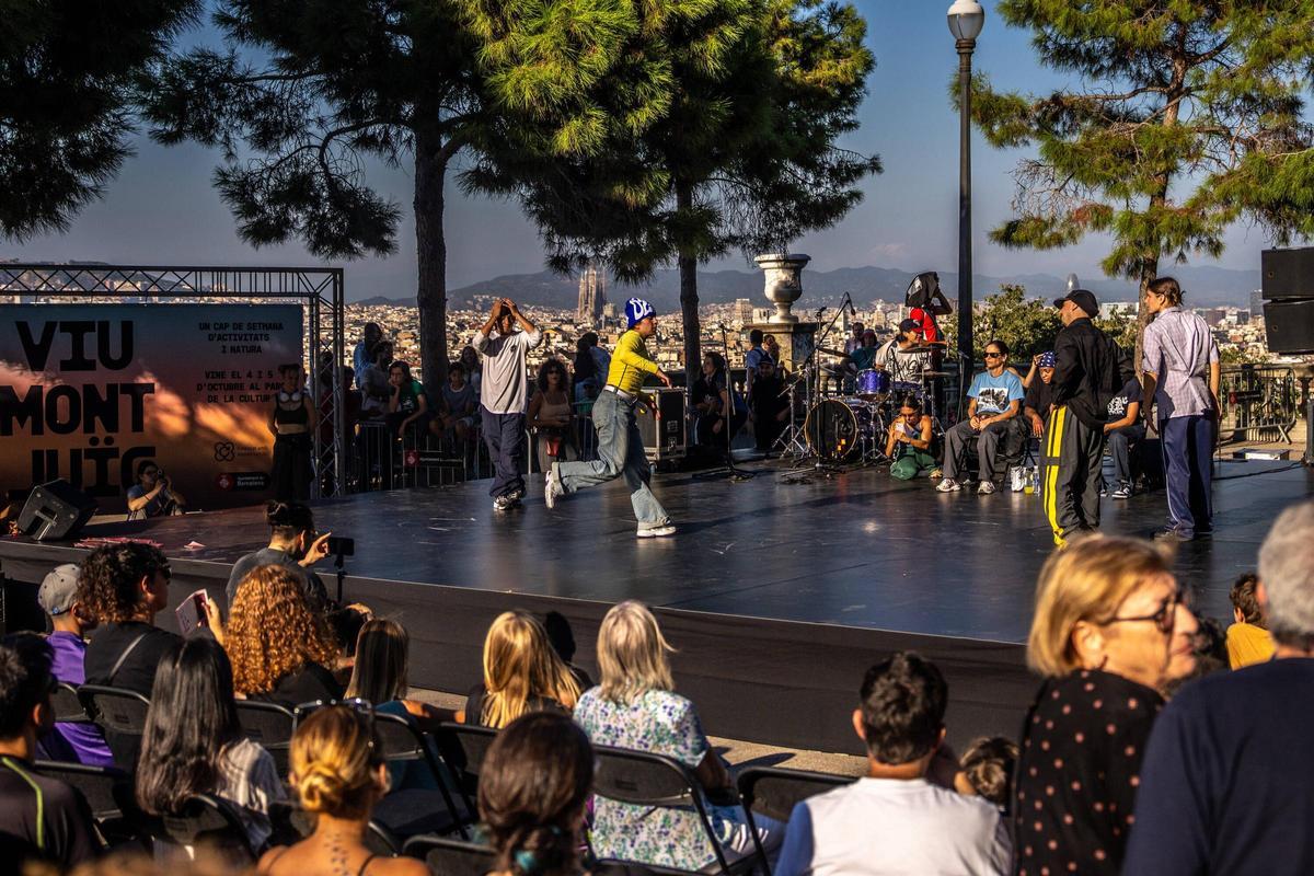 Curvas Battle 2vs2 Bonnie and Clyde. Espectáculo de Breakdance en el  Exterior del  MNAC