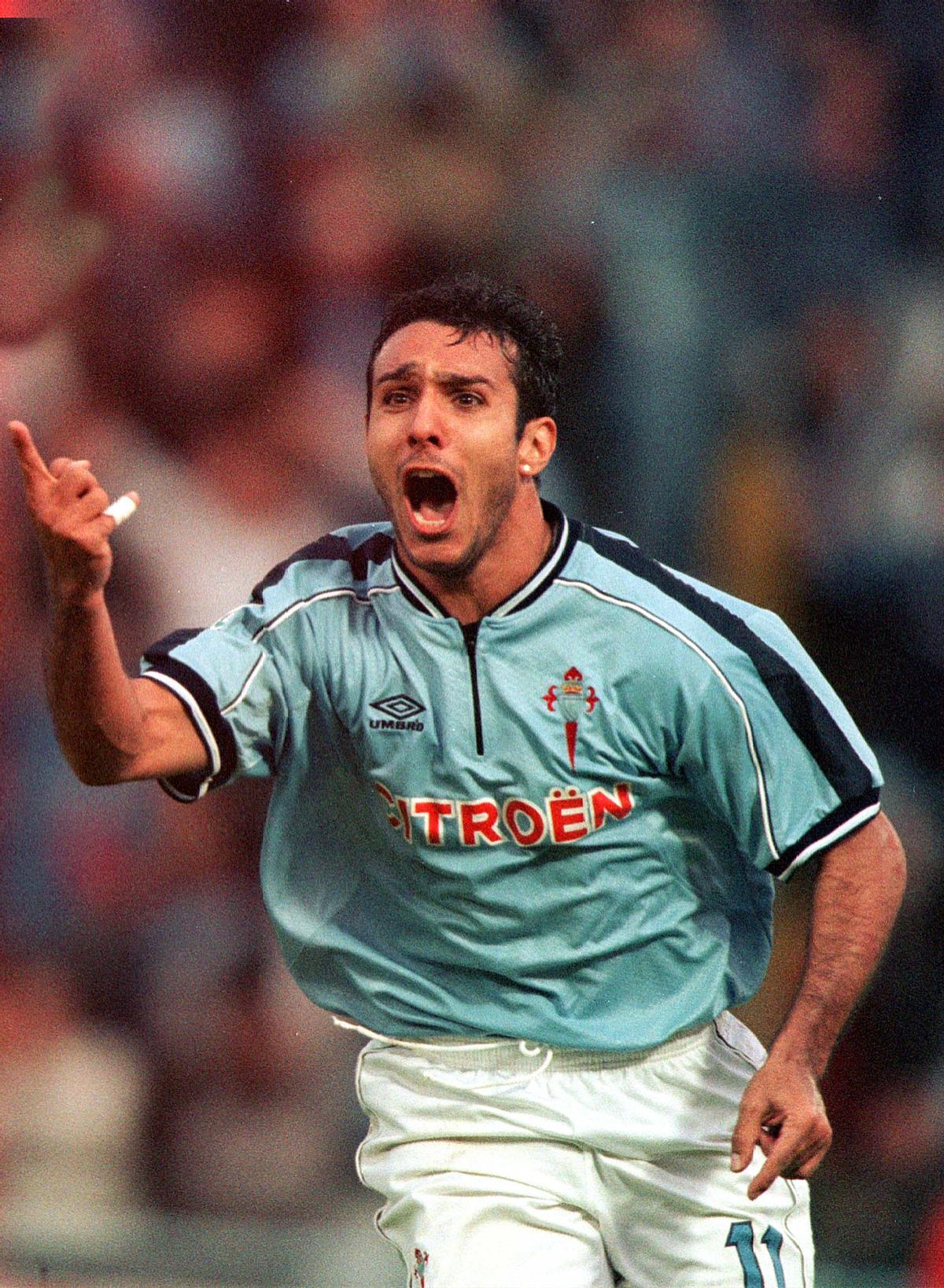 GUSTAVO LOPEZ, DEL CELTA, CELEBRA UN GOL ANTE EL DEPORTIVO DE LA CORUÑA, EN BALAIDOS