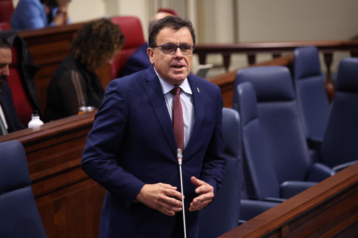 El consejero de Política Territorial del Gobierno de Canarias, Manuel Miranda, interviene en el pleno del Parlamento.