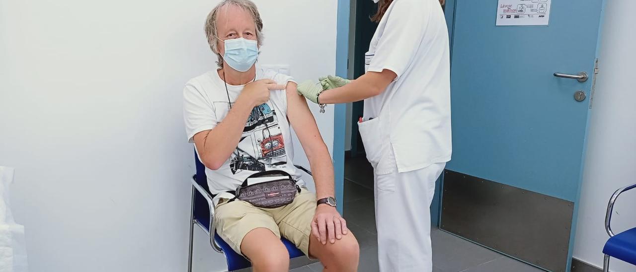 Un paciente se vacuna contra la Covid en el centro de salud de Playa Blanca, en el municipio de Yaiza (Lanzarote).