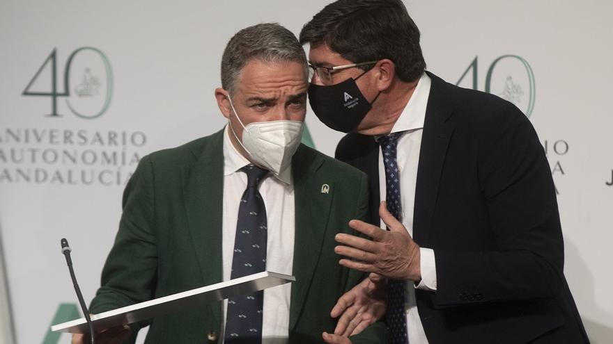 El vicepresidente de la Junta de Andalucía, Juan Marín (d); y el consejero de la Presidencia y portavoz del gobierno, Elías Bendodo (i), en la rueda de prensa posterior a la reunión del consejo de Gobierno de la Junta de Andalucía.