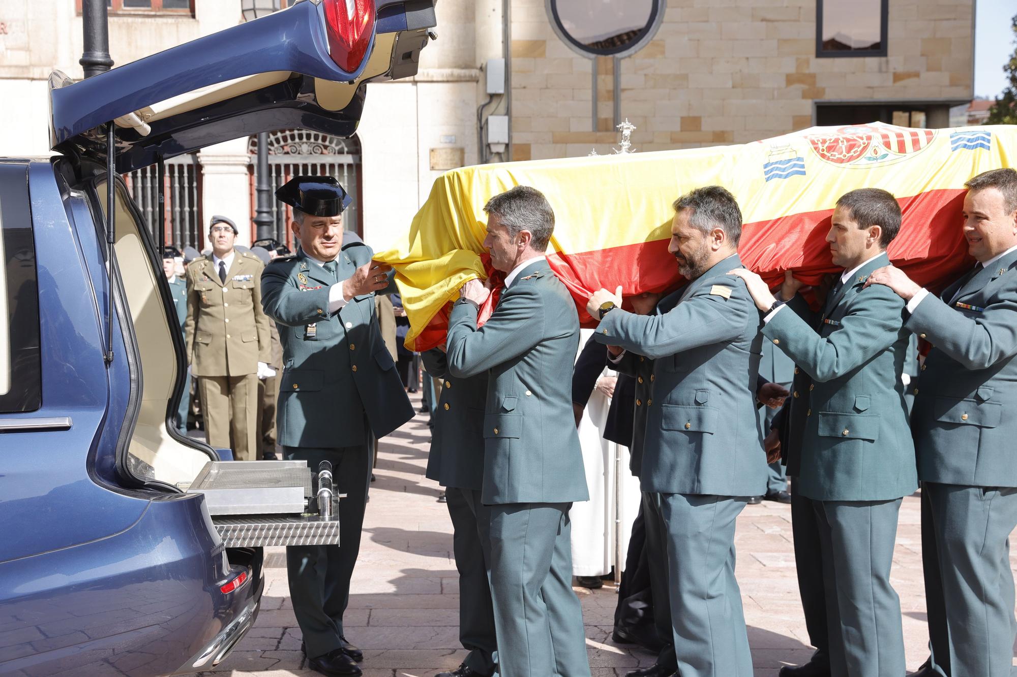 En imágenes: funeral en la catedral de Oviedo del guardia civil que evitó una masacre ciclista en Pravia