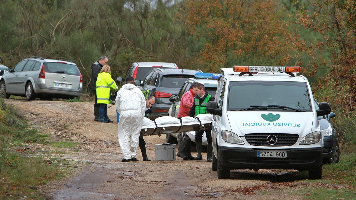 El levantamiento del cadáver en el monte de Piñor donde fue enterrada la víctima.