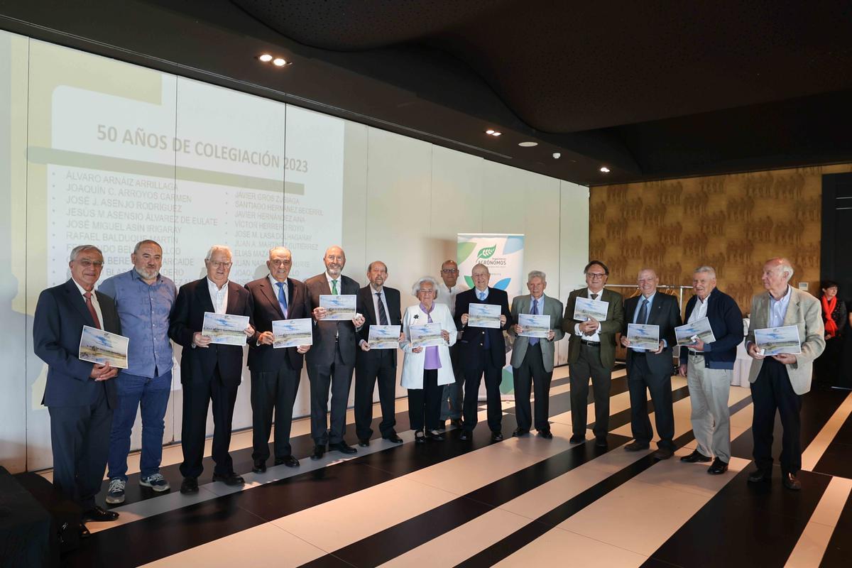 A lo largo de la jornada también se reconoció a los ingenieros con 50 años de colegiación.