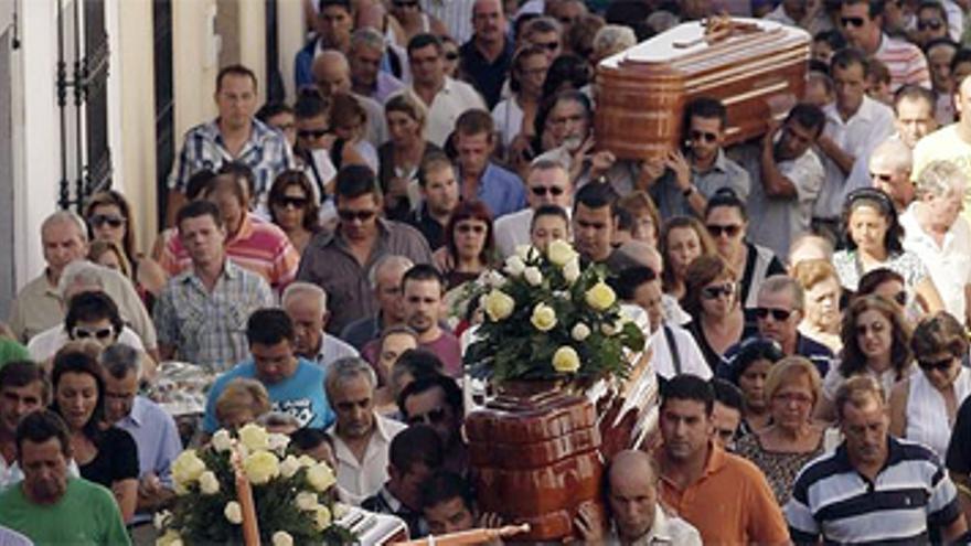 Dolor y tensión en los entierros de las 7 víctimas del choque de Oliva de Mérida