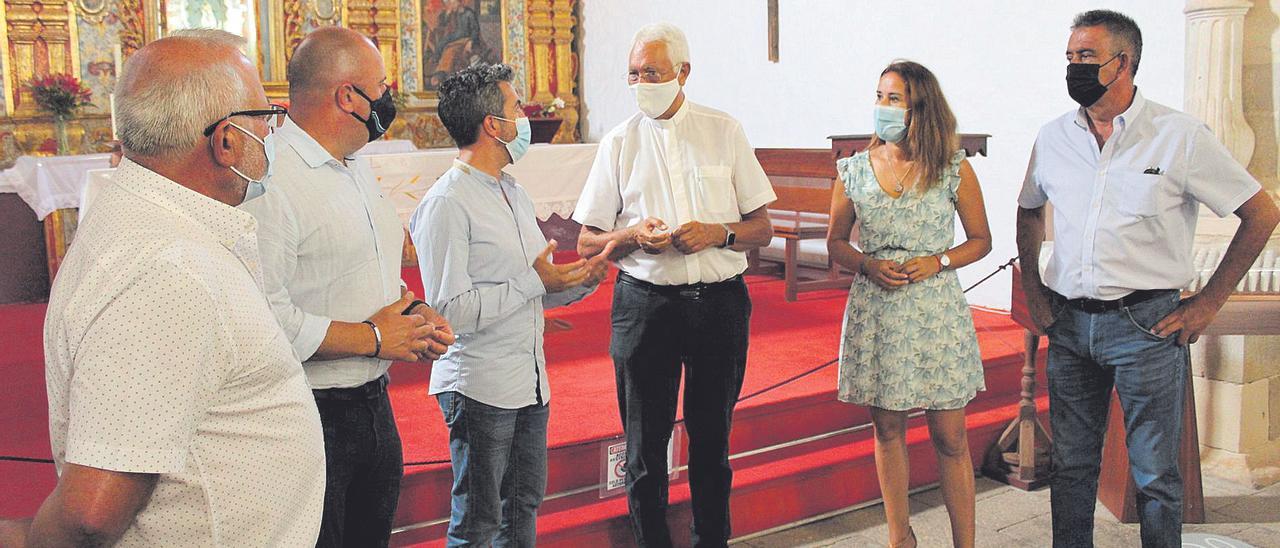 Marcelino Cerdeña (UPB), Sergio Lloret (AMF), Rayco de León (CC), Hipólito Cabrera, Lola García (CC) y Claudio Gutiérrez (PP), ayer en la ermita de la Virgen de la Peña.