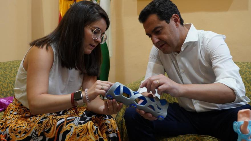 El presidente de la Junta, Juanma Moreno, junto a Raquel Serrano.
