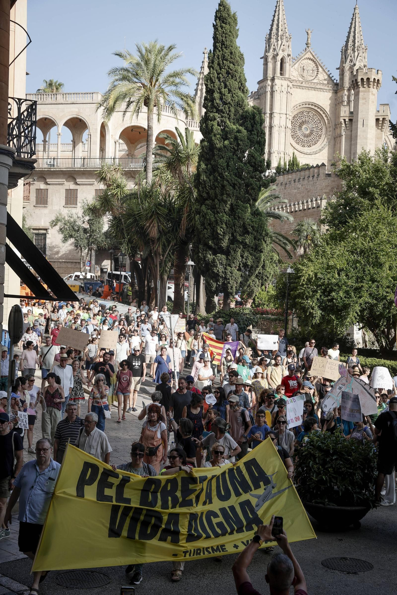 Las mejores pancartas y las imágenes de la manifestación contra la saturación turística en Mallorca