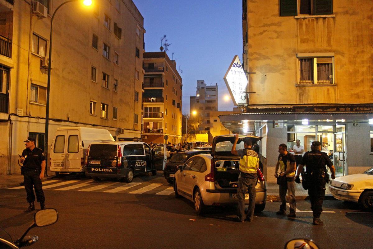 Agentes de la Policía Nacional en Son Gotleu, en Palma.