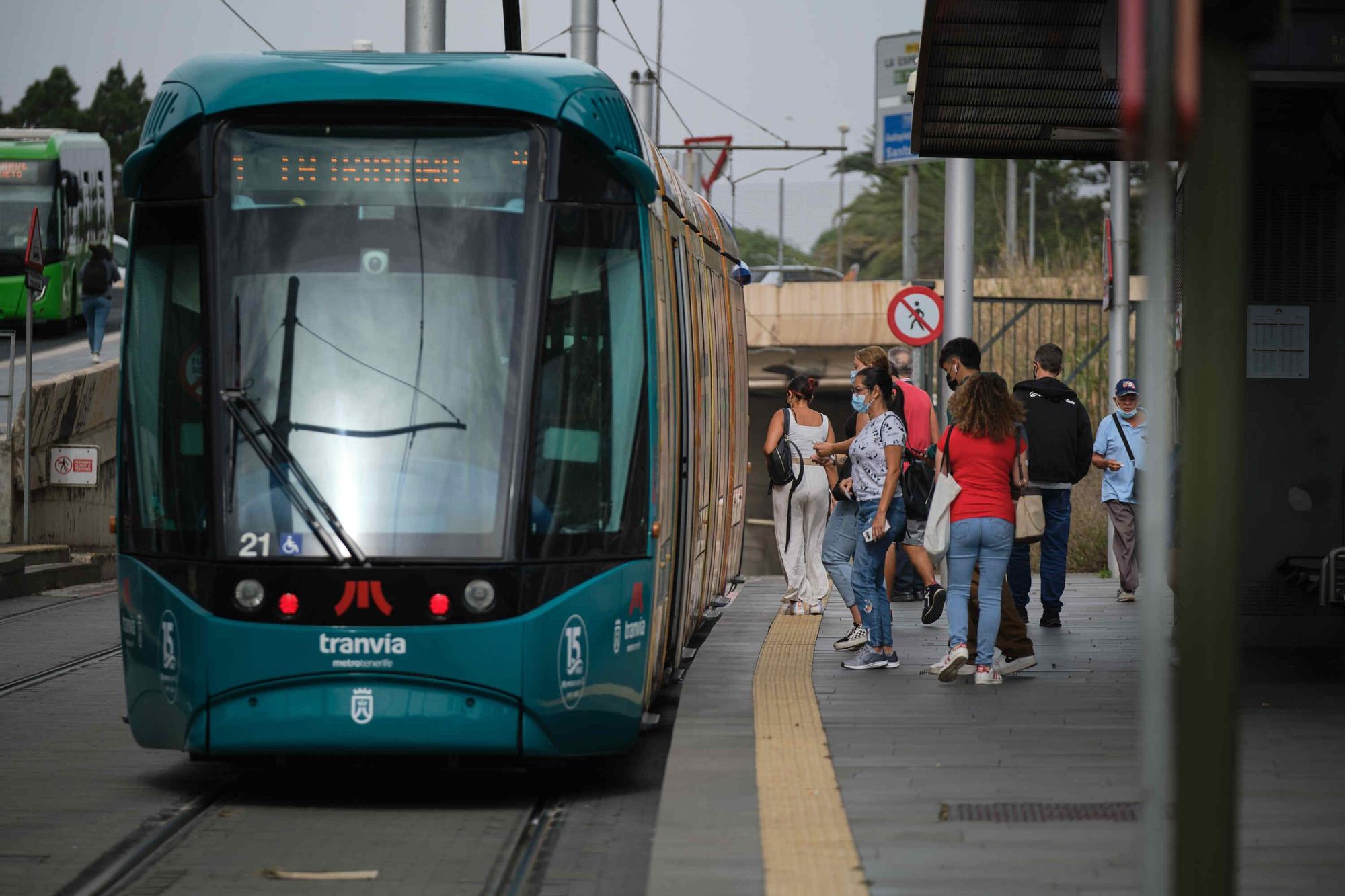 Primer día del bono de guagua y tranvía rebajado en Tenerife