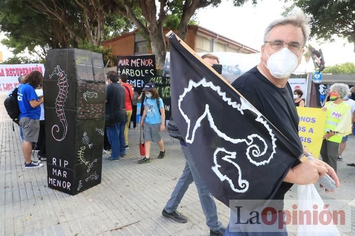 Protesta contra el estado del Mar Menor en la puerta de la Asamblea