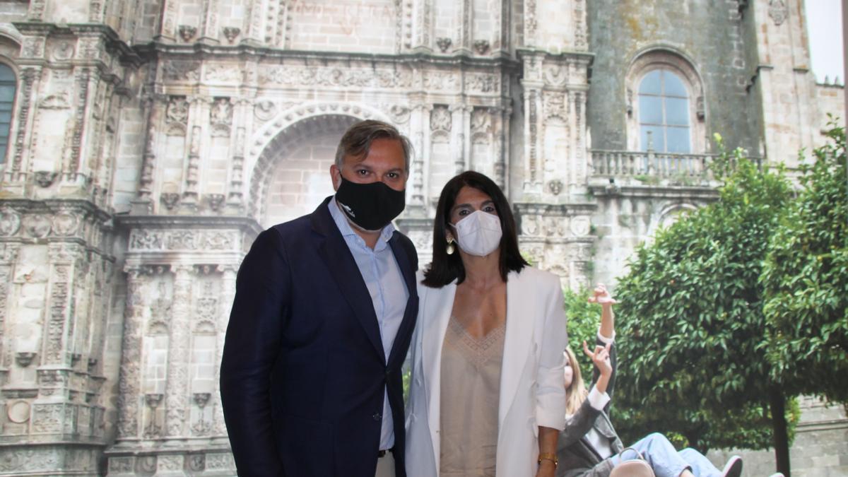 Fernando Pizarro, alcalde de Plasencia, y Belinda Martín, concejala, ayer junto a una fotografía de la catedral, en Fitur.