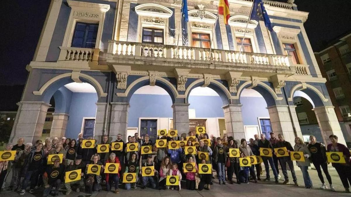 Concentración vecinal ante el Ayuntamiento de Laviana contra los sondeos mineros en Peñamayor