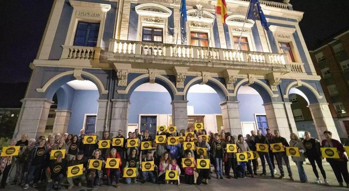 Concentración vecinal ante el Ayuntamiento de Laviana contra los sondeos mineros en Peñamayor