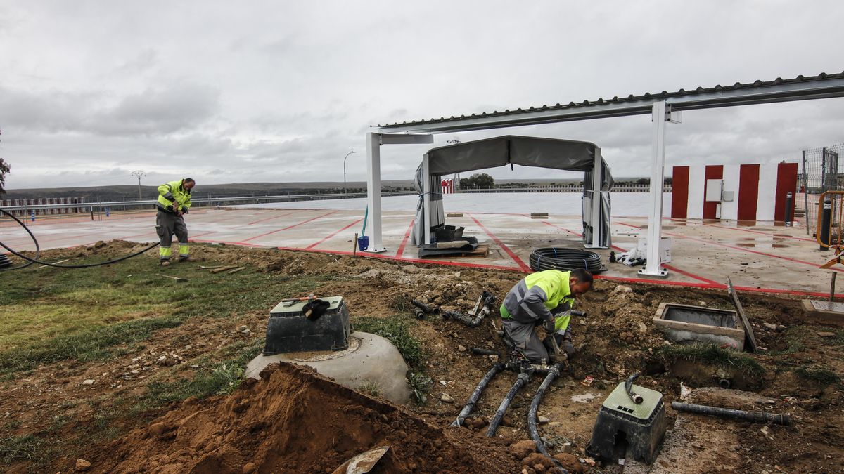 Los operarios trabajan en la base del helipuerto, hace unos días.