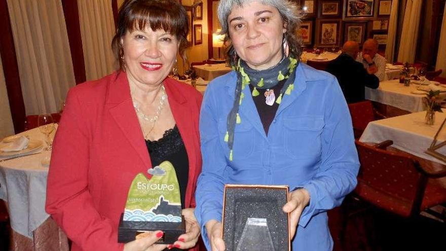 La presidenta de la Asociación de Vecinos de Belén, María Esther García, y la socia Ana María López, con sus placas de reconocimiento.