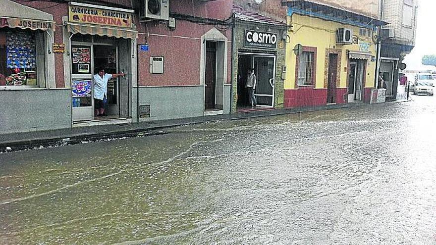 Una tromba de agua de media hora anega las calles del centro de Rojales