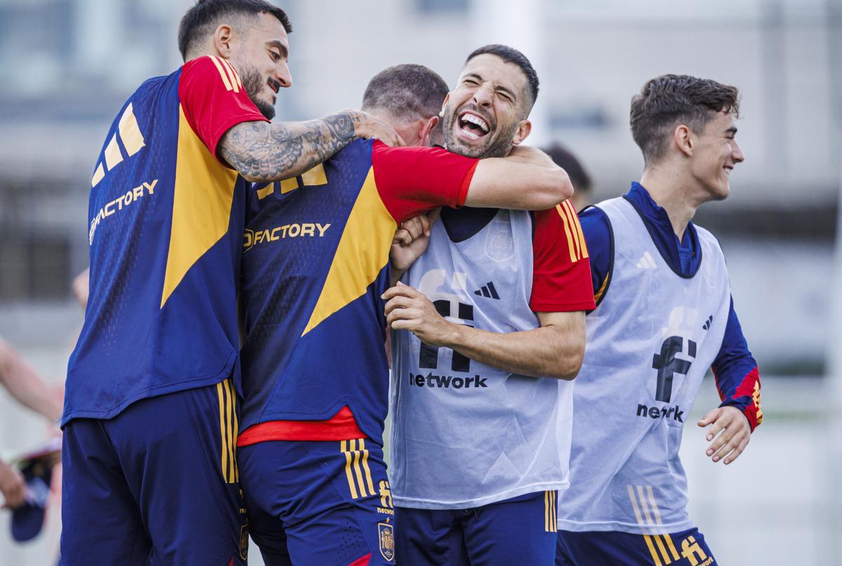 LAS ROZAS (MADRID), 13/06/2023.- El defensa Jordi Alba (2d)bromea con sus compañeros durante el entrenamiento del equipo este martes en la Ciudad del Fútbol de Las Rozas, Madrid para preparar las semifinales de la Liga de las Naciones contra Italia del próximo jueves. EFE/Pablo García/RFEF SOLO USO EDITORIAL/SOLO DISPONIBLE PARA ILUSTRAR LA NOTICIA QUE ACOMPAÑA (CRÉDITO OBLIGATORIO)