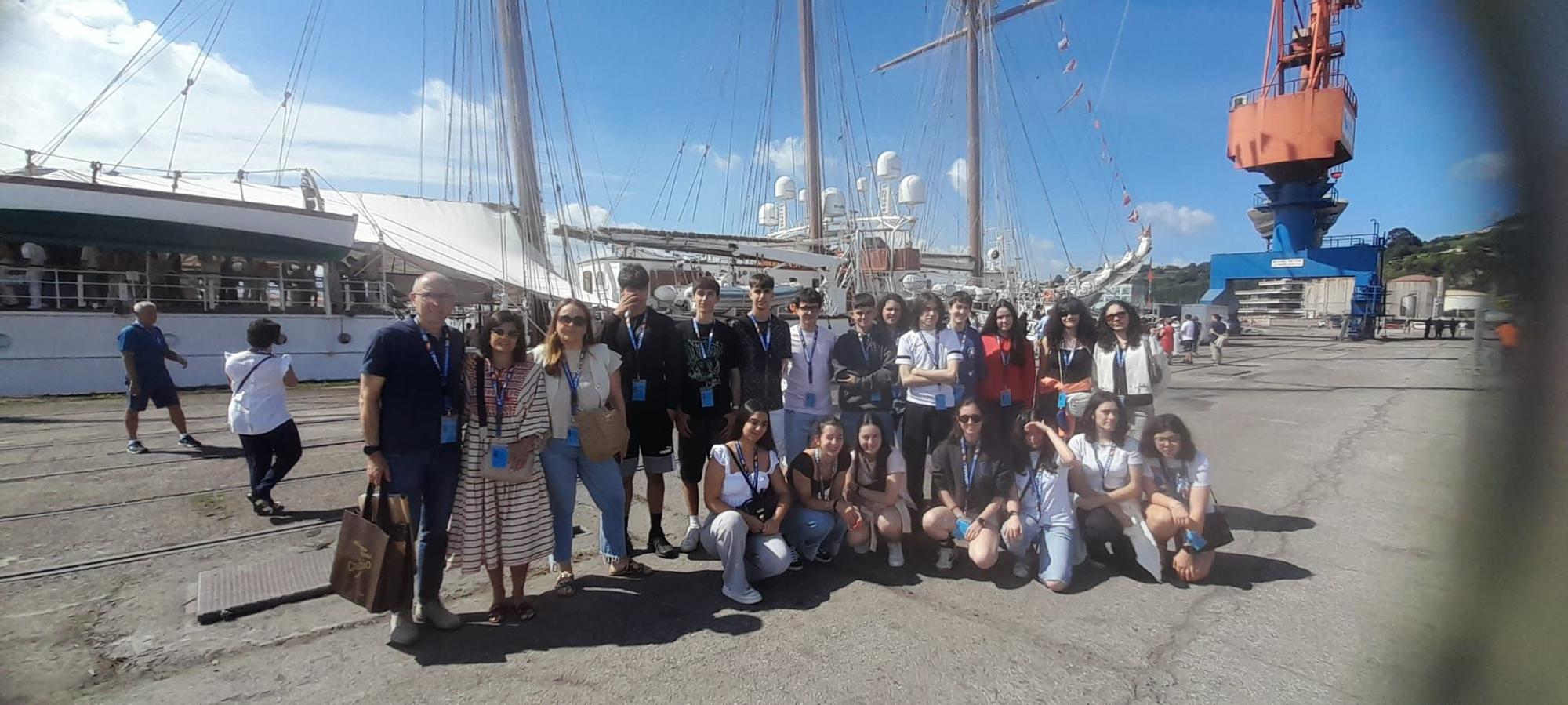 Los estudiantes del instituto de Vegadeo son recibidos en el “Elcano”