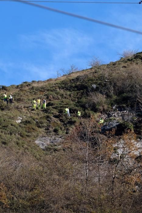 Técnicos del ADIF en labores en Pajares ante el riesgo de derrumbe sobre las vías