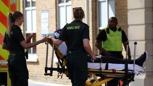 Ambulancia de la NHS británica lleva un paciente a un hospital en Londres. 