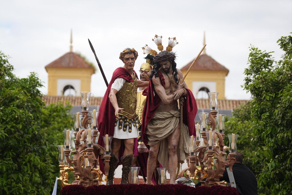 La salida procesional de la Presentación al pueblo de Jesús de los Afligidos, en imágenes