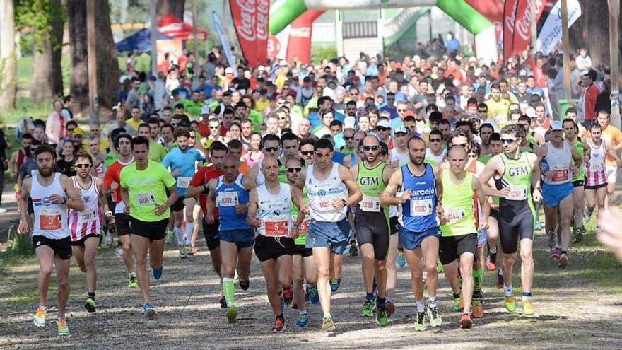 Los atletas en el momento de la salida en el barrio de Monte Porreiro.  // Rafa Vázquez