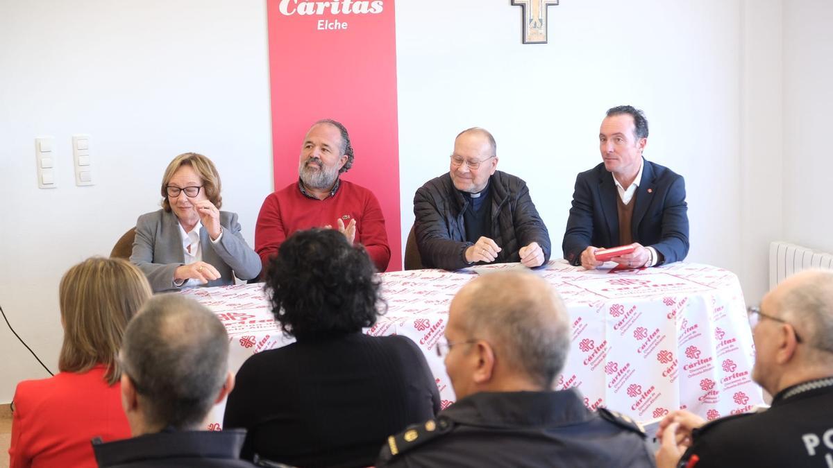 Presentación este jueves en Cáritas Elche de Alejandro Ruiz, a la derecha, como nuevo director