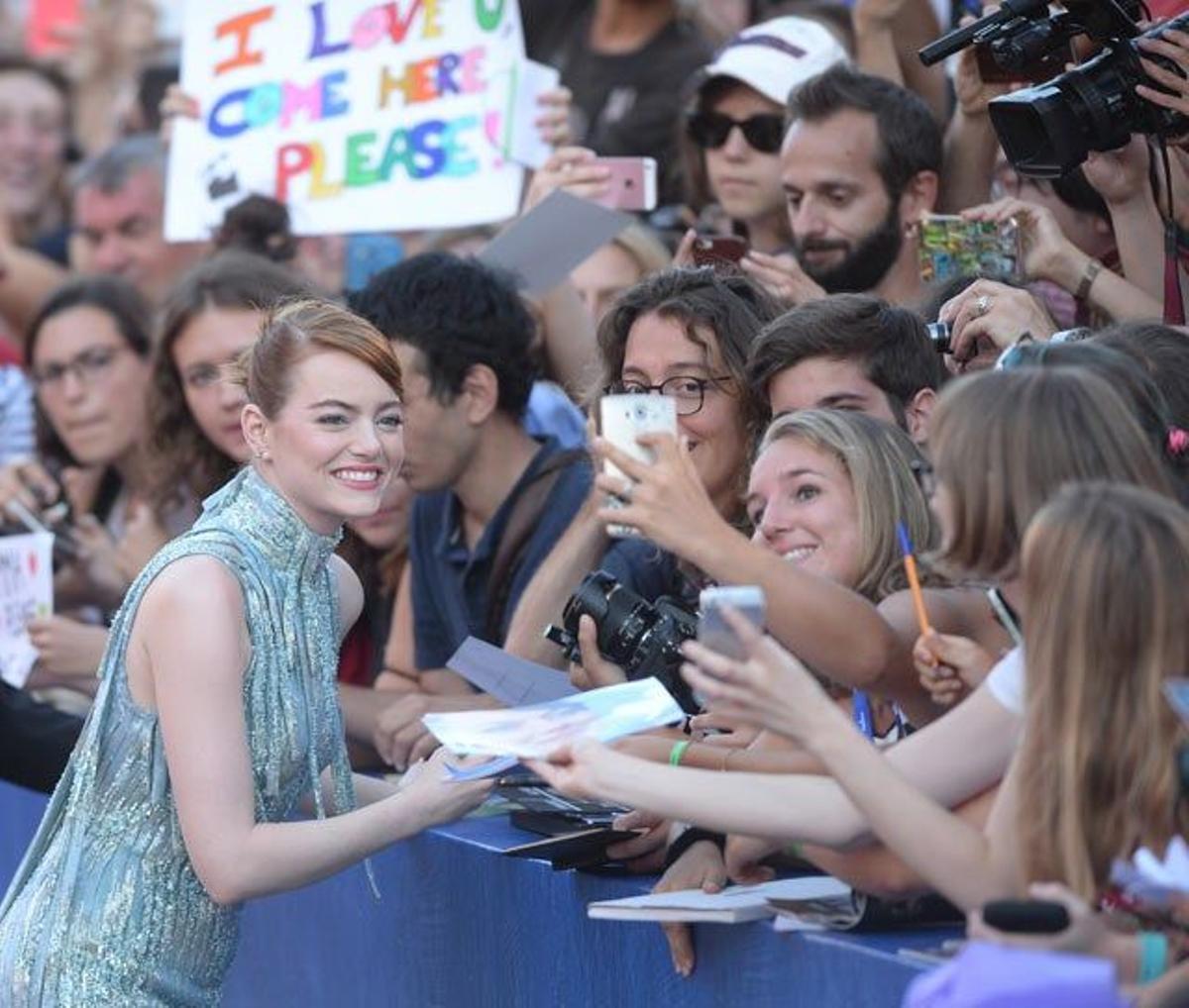 Emma Stone en el Festival de cine de Venecia junto a sus fans.