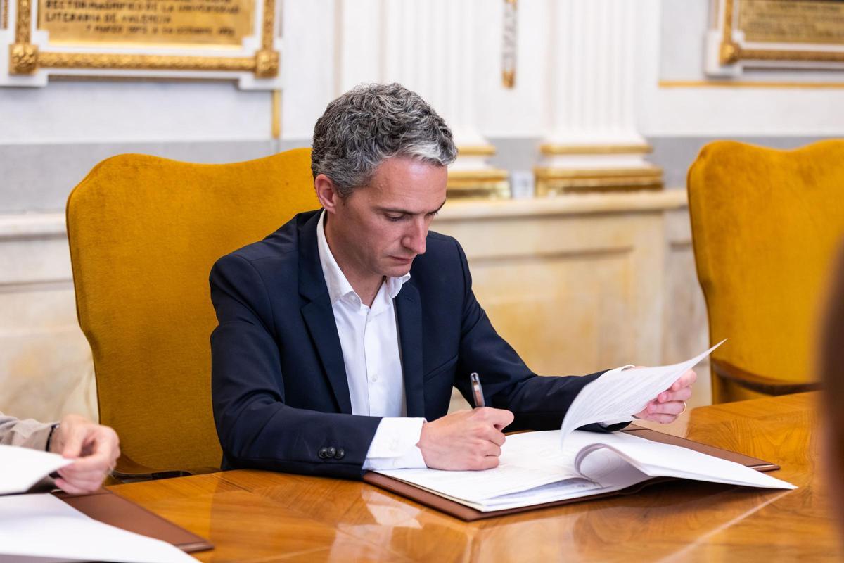 El CEO de PowerCo, durante la firma.