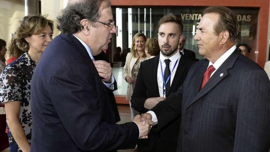 García Tejerina y Herrera saludan al presidente de la Cámara de Comercio Hispana de EE UU, Donald J. Salazar.