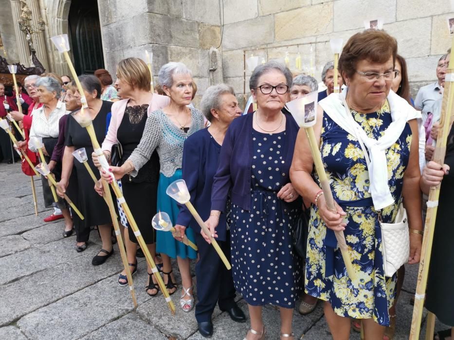 La procesión del Cristo y los fuegos llenan las calles de Cangas. // S. Álvarez