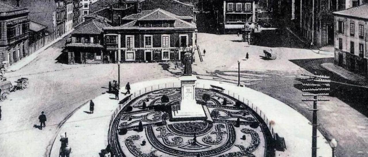 La plaza del Seis de Agosto, con la casa natal del escritor Pachín de Melás a la derecha.