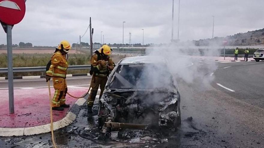 Los bomberos sofocan un incendio en un coche en Pinoso