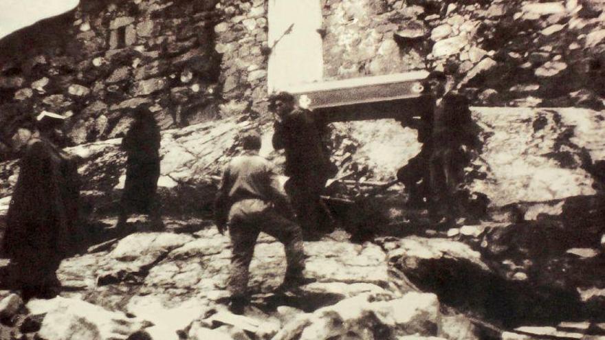 Uno de los cadáveres rescatados tras la tragedia de Ribadelago.