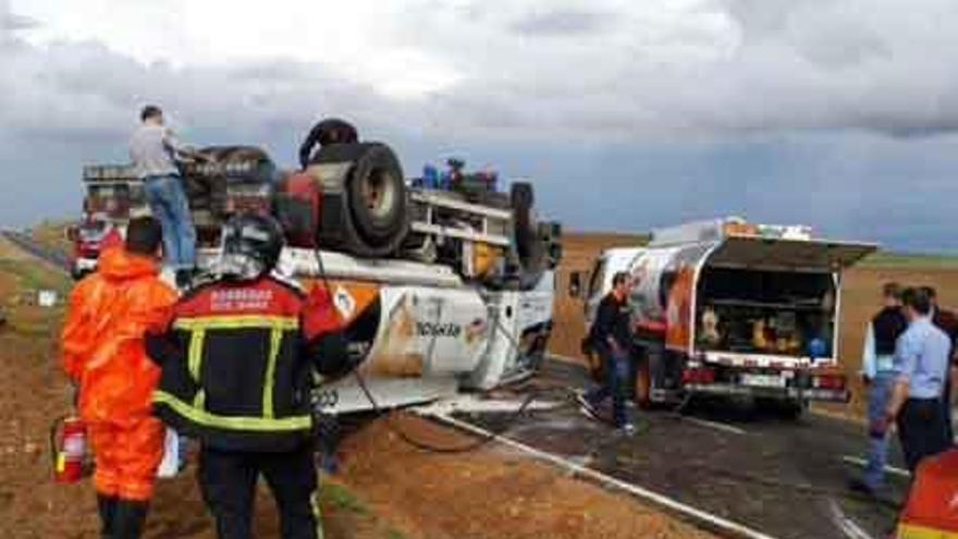 Los bomberos intervienen en un accidente de tráfico.