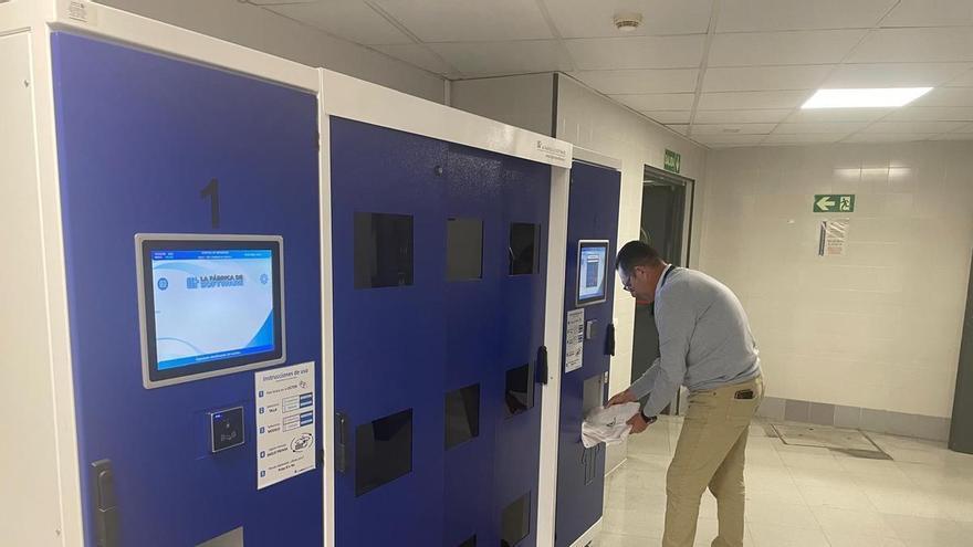 El Hospital de Antequera instala un sistema automatizado de dispensación de pijamas