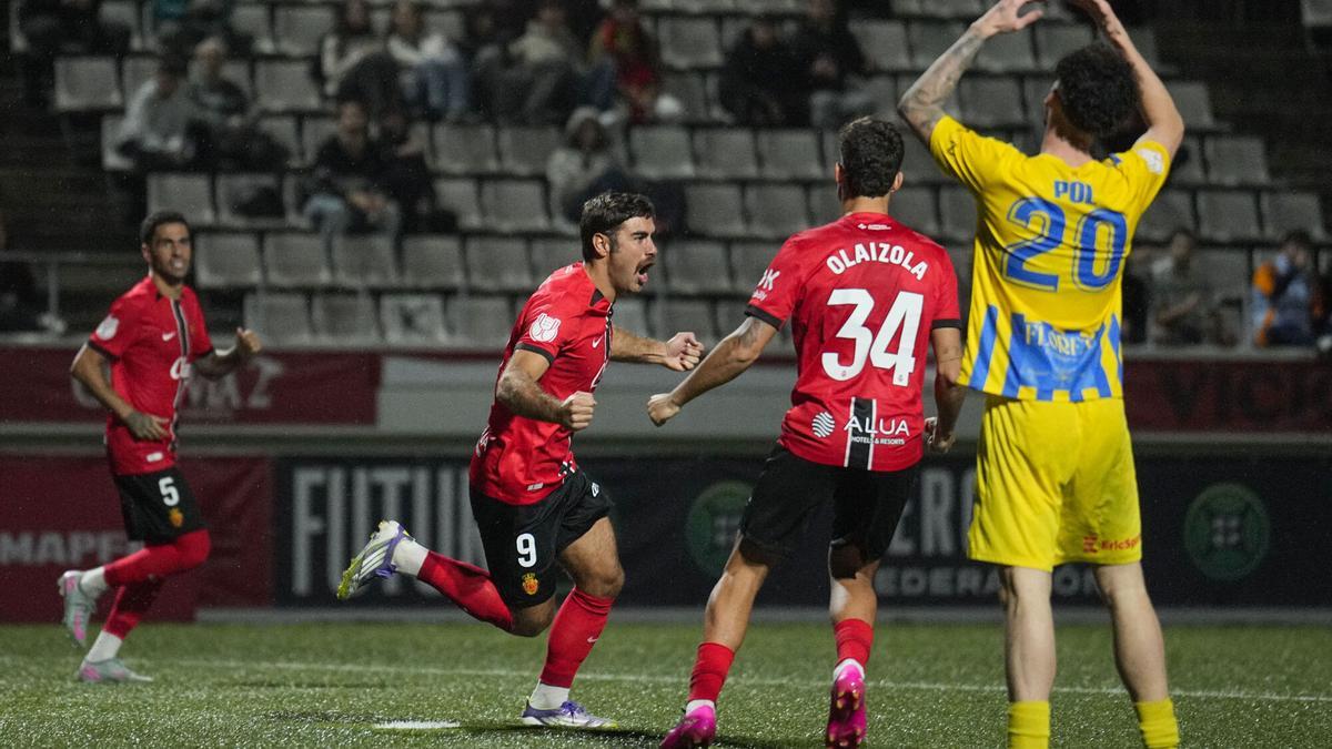 Abdon Prats celebra su primer gol contra el Sant Just.