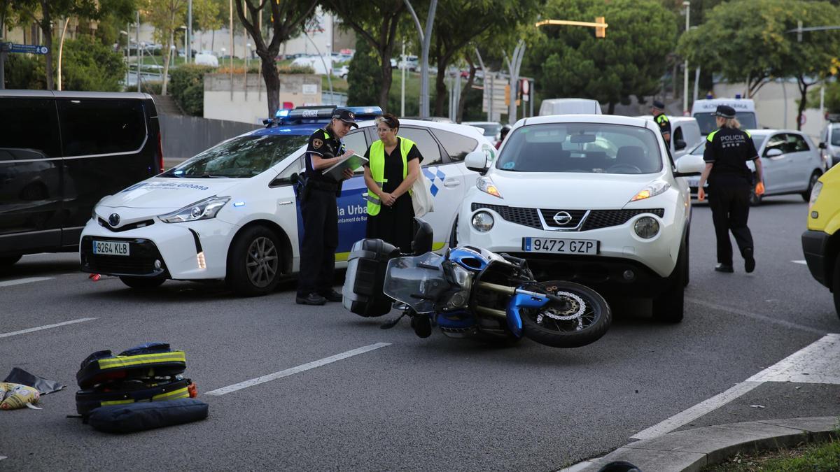 Accidente entre un coche y una moto, en la plaza de Alfons X
