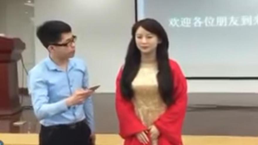 La robot china no da la talla en su primera entrevista en inglés