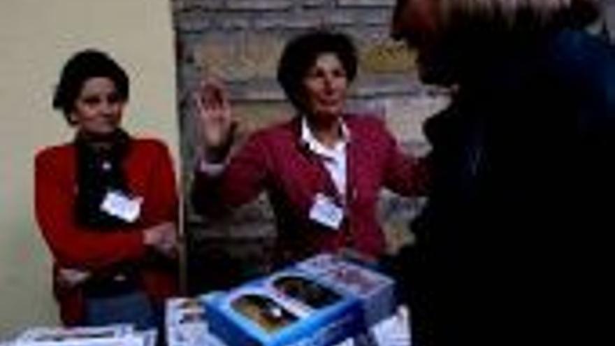 La muestra de dulces de las monjas invita a la solidaridad