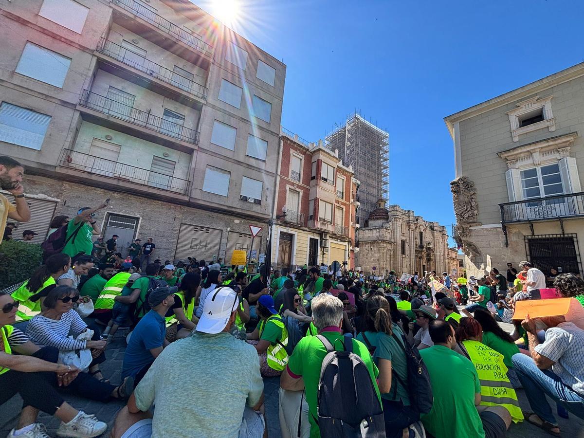 Protesta de docentes de la Vega Baja en el Ayuntamiento de Orihuela