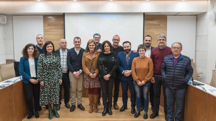 Alcaldesas y alcaldes que asistieron a la reunión de trabajo previa a Fitur. // C. T.