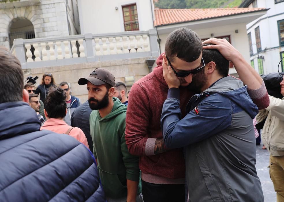 Emotivo minuto de silencio de los vecinos de Cudillero al recordar al joven fallecido David Carragal