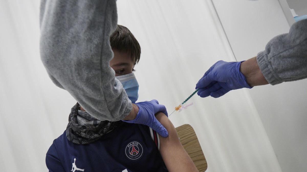 Un niño recibe la vacuna del coronavirus.