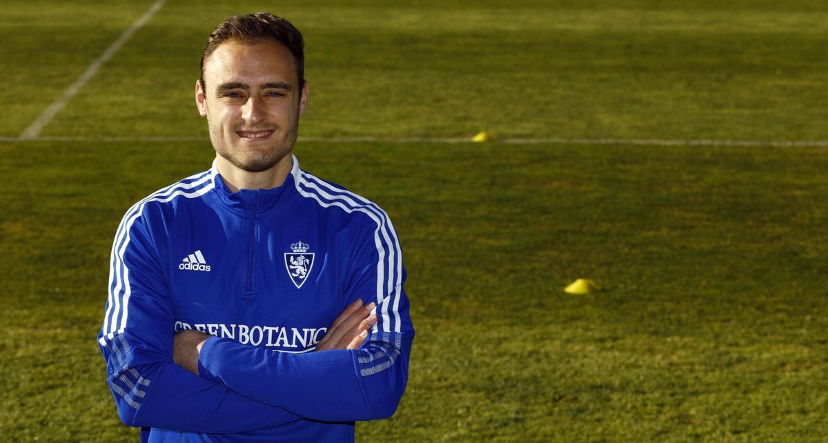 Dani Lasure posa tras un entrenamiento del Real Zaragoza.