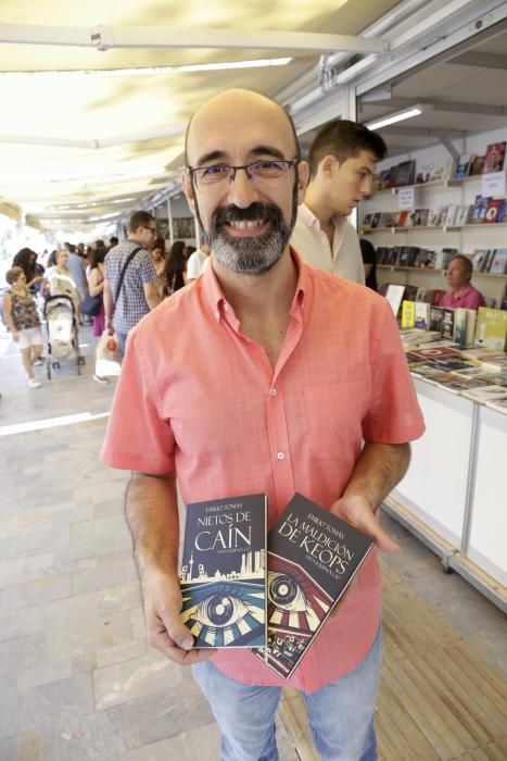 Ambiente del sábado en la Feria del Libro de Murcia