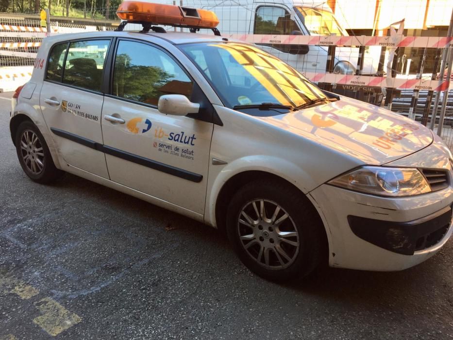 Pésimo estado del coche del servicio médico del centro de salud de s'Escorxador